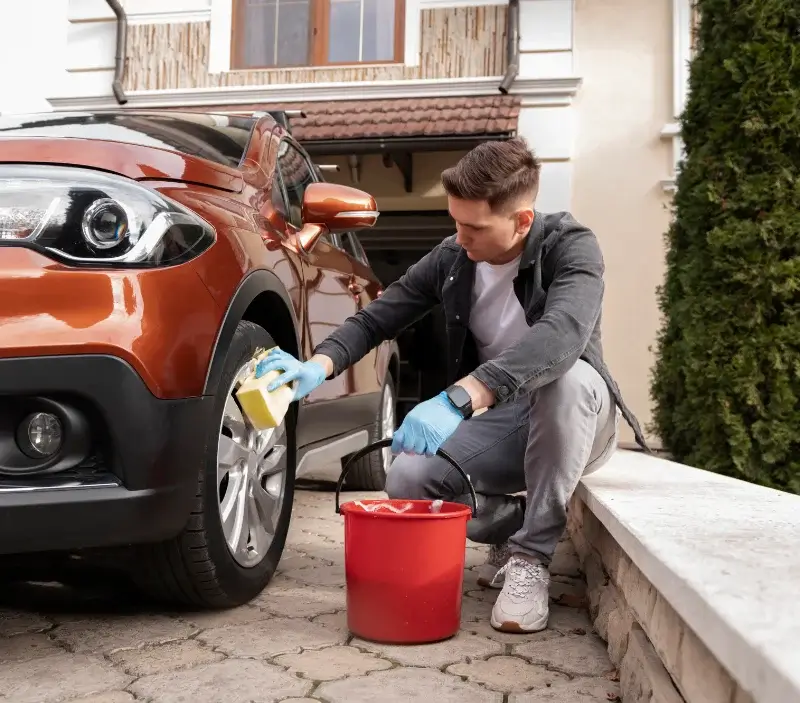 Lavage auto à domicile Coteaux du Lizon : professionnel intervenant sur un véhicule